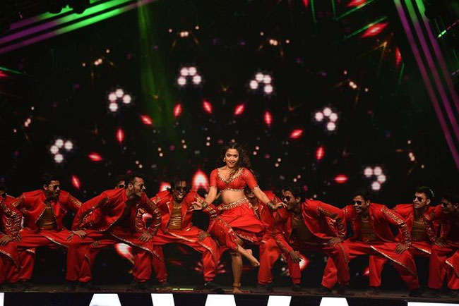 Rashmika Sets The Stage On Fire At ZEE Awards
